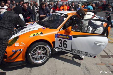 110501-Porsche911GT3Hybrid-NringPits-461